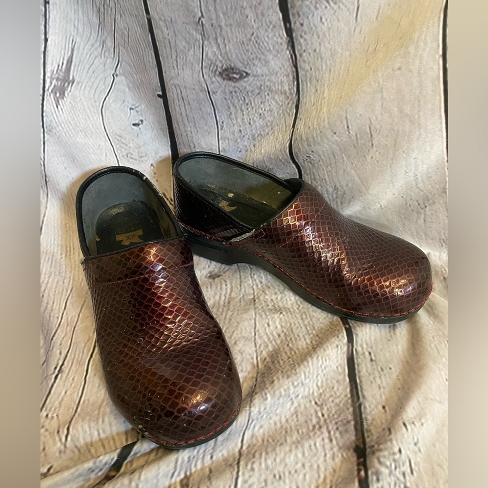 Dansko‎ Pro XP Clog Womens EU 41 US 10.5 Patent Embossed Snake Metallic Burgandy